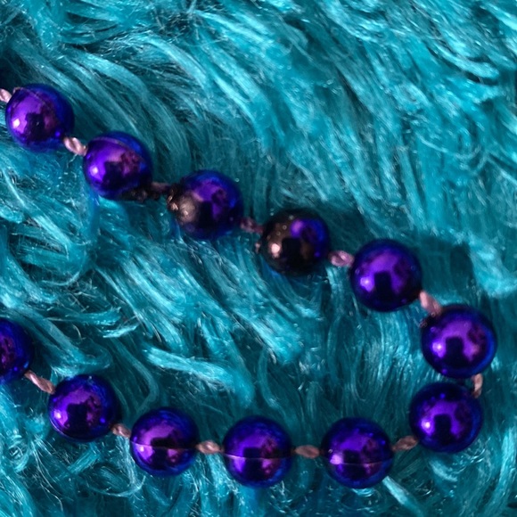 Purple plastic spherical beads necklace - Picture 6 of 8